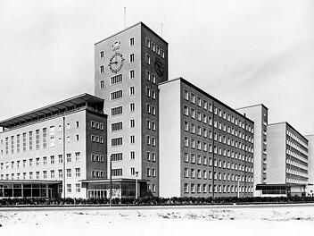 Symbol des Wirtschaftsaufschwungs: Siemens errichtete Ende der 1940er Jahr das Verwaltungsgebäude in Erlangen. 1953 war es fertiggestellt. Im Volksmund wird es aufgrund seiner rosafarbenen Fassade noch heute "Himbeerpalast" genannt.  Foto: Siemens Archiv