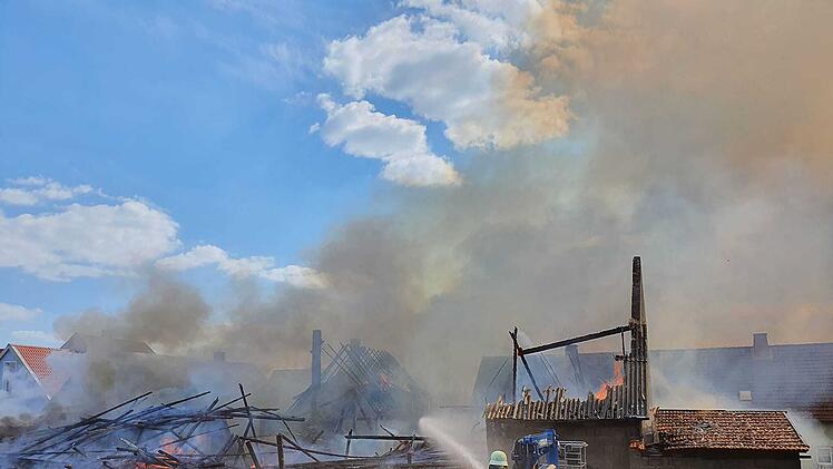 Geroda: Feuerwehr k&auml;mpft gegen Scheunenbrand