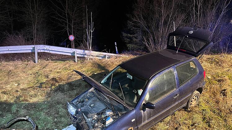 B173 bei Köditz: Auto kommt von Fahrbahn ab und prallt gegen Böschung