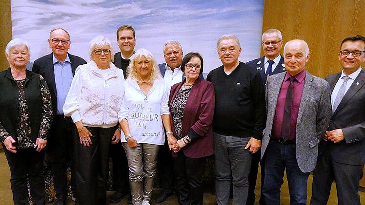 Ehrennadel Gold und Silber: Diese Männer und Frauen wurden mit der Ehrennadel in Gold oder Silber ausgezeichnet, rechts Bürgermeister Jens Korn, der die silberne Ehrennadel bekam, es gratulierte auch Dekan Detlef Pötzl (4. von links).