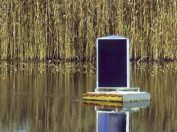 Mit einer selbst gebauten Holzkonstruktion begann die Tüftelei, inzwischen sind die senkrecht stehenden Solarmodule auf unverrottbarem und unsinkbarem Kunststoff montiert. Fotos: Sonja Adam