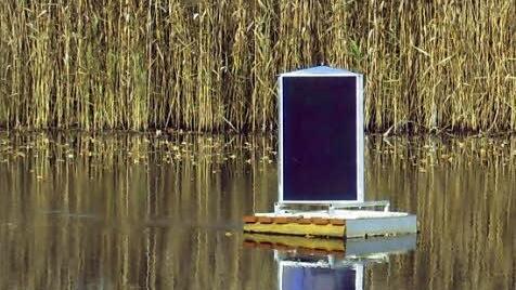 Mit einer selbst gebauten Holzkonstruktion begann die Tüftelei, inzwischen sind die senkrecht stehenden Solarmodule auf unverrottbarem und unsinkbarem Kunststoff montiert. Fotos: Sonja Adam