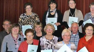 Fast der halbe Saal erhob sich, als Vorsitzender Thomas Beck (rechts) zur Verleihung der Ehrennadel in Silber für 40-jährige Vereinszugehörigkeit aufrief. Die vielen Neuzugänge vor 40 Jahren erklärt sich Herbert Leibold (links) mit der damals neu gegründeten Gymnastikabteilung. Fotos: Stephanie Elm