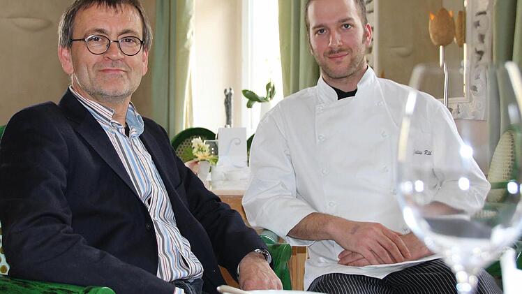 Sternekoch Hermann Laudensack (links) und Lehrling Julius Rüb schätzen regionale Lebensmittel für ihre Arbeit. Fotos: Benedikt Borst