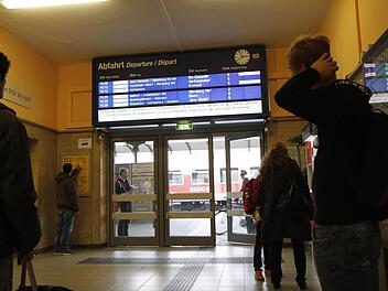 Streik-Auswirkungen: So wie Philipp Arneth blicken einige am Mittwoch gebannt auf die Anzeigentafel am Bamberger Bahnhof.  Foto: Sebastian Martin