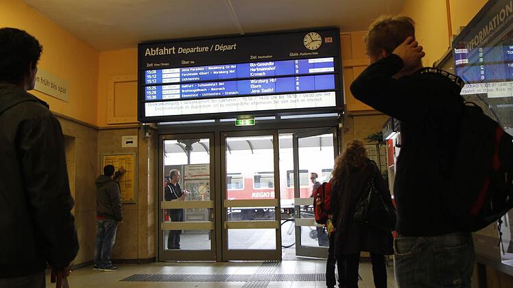 Streik-Auswirkungen: So wie Philipp Arneth blicken einige am Mittwoch gebannt auf die Anzeigentafel am Bamberger Bahnhof.  Foto: Sebastian Martin