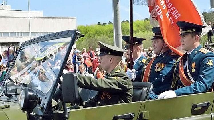 Die Parade führte zwischen den dichtbesetzten Zuschauerreihen durch. Fast die ganze Stadt stand am Straßenrand und schaute zu. Fotos: Igor Novikov