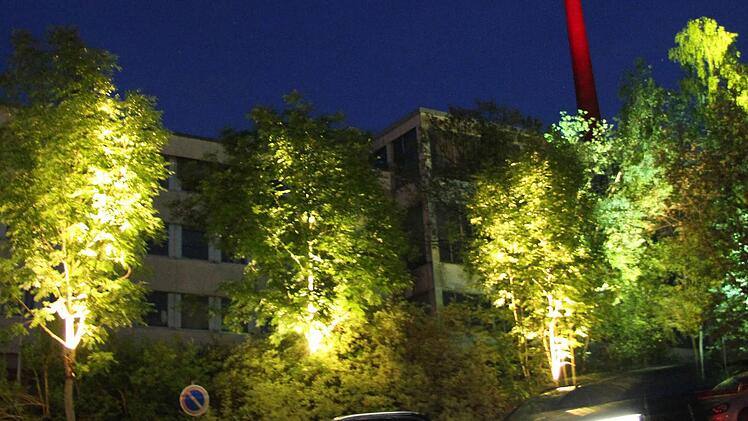 Die Fabrik tritt in den Hintergrund, weil die Bäume in freundlichem Grün einen fast surrealen Charme versprühen.