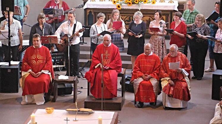 Die Geistlichen mit der Musikband "Effata" und dem Chor "Neues-Geistlichen-Lied" im Hintergrund Foto: Helmut Will