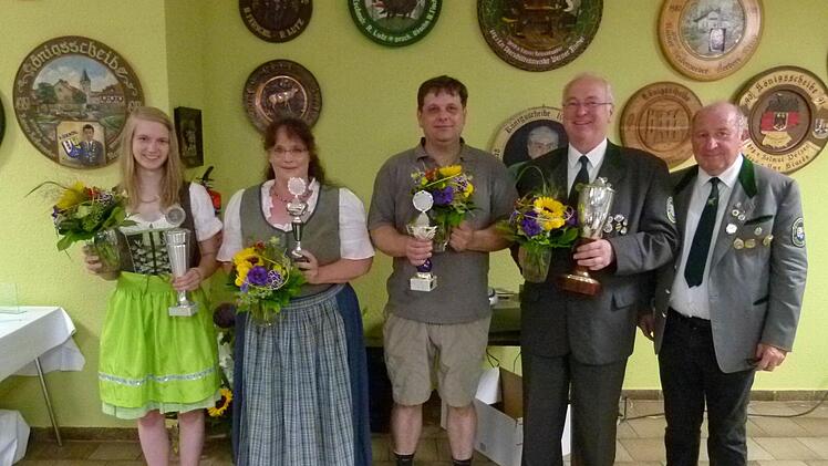 Die Pokalgewinner (von links): Celine Stichert, Franziska Sommer, Carsten Sommer, Rainer Reißenweber und Werner Krug Foto: Lothar Weidner
