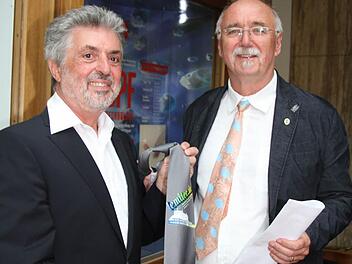 Der Schulleiter der Fachschule für Lebensmitteltechnik, Hans Werner Hofmann (links), legte nach seiner Dank-Rede die offizielle Lemitec-Krawatte ab und überreichte sie Siegfried Günther . Foto: Sonny Adam