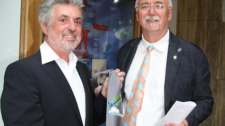 Der Schulleiter der Fachschule für Lebensmitteltechnik, Hans Werner Hofmann (links), legte nach seiner Dank-Rede die offizielle Lemitec-Krawatte ab und überreichte sie Siegfried Günther . Foto: Sonny Adam