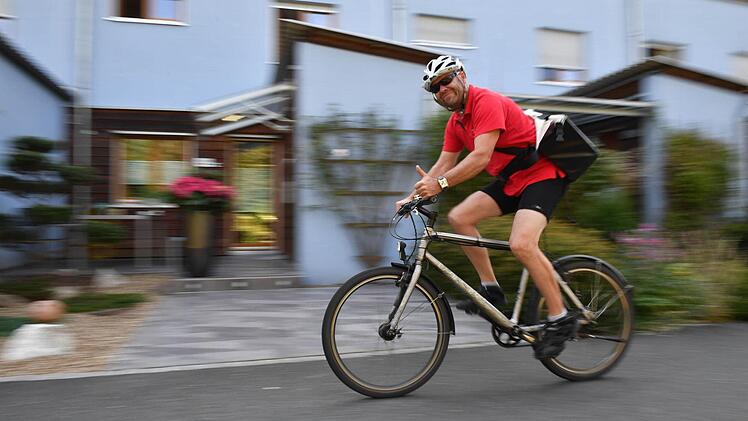 Ein E-Bike kommt für Fahrradkurier Karsten Simke überhaupt nicht in die Tüte.  Fotos: Ronald Rinklef