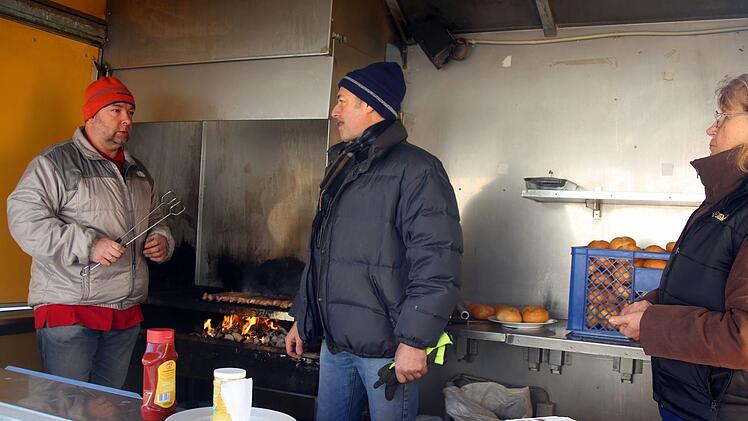 Die Bratwurstbude durfte bei der Feier zum 10. Jubiläum des Dorfladens Heilgersdorf am Samstag nicht fehlen. Für die Geschäftsführer Oliver Kunz und Bertram Rippl (von links) bot sich beim Braten auch Gelegenheit zum Austausch mit Anita Filberich, die als Verkäuferin der ersten Stunde mit dabei war. Foto: Bettina Knauth