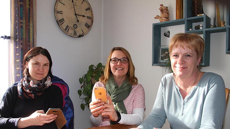 Ivonne Popp, Sandra Lehnert und Martina Pietsch koordinieren ihre Schulweghelferdienste via Whatsapp. Insgesamt gibt es zehn Freiwillige, die sich in Hegnabrunn und See abwechseln und für Sicherheit auf dem Schulweg sorgen.Sonny Adam