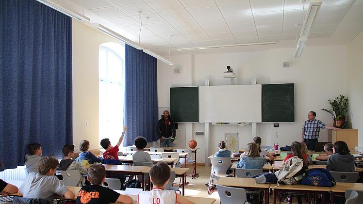 Die Sch&uuml;ler beteiligen sich an der Diskussion.Julian &Uuml;belhack