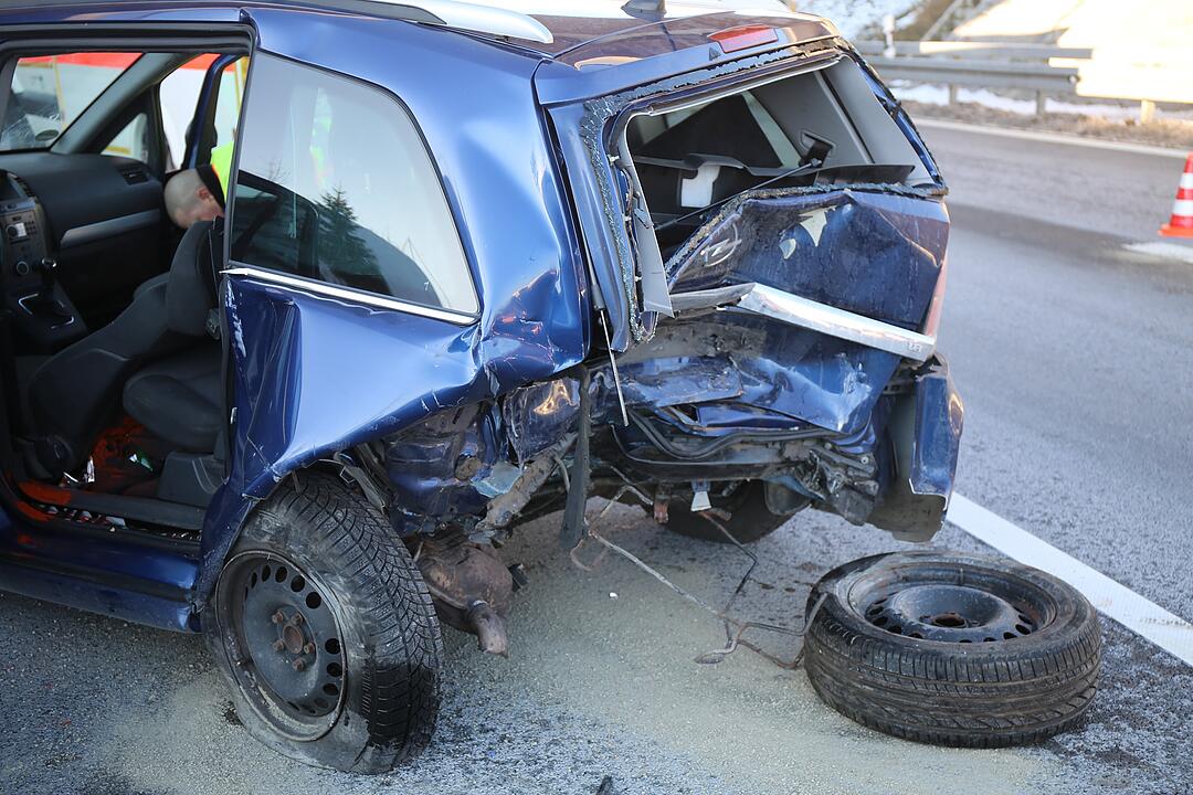 Schwerer Unfall auf A93 bei Hof: Audi fährt auf Opel auf