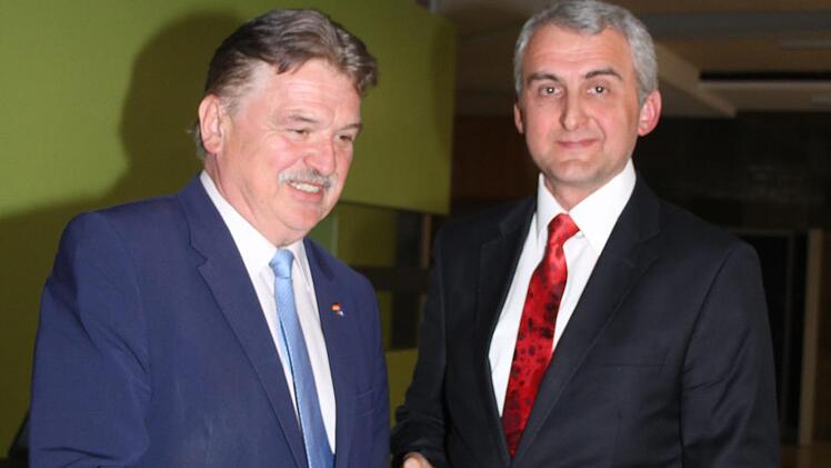 Landrat Klaus Peter S&ouml;llner &uuml;berreichte dem Schulleiter aus Bursa - Yusuf Ay - eine Landkreiskrawatte.Sonny Adam