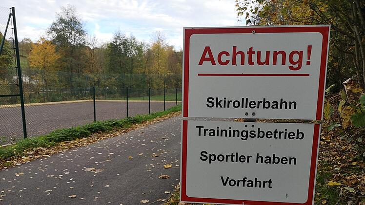 Spaziergänger werden auf die Sportler und den Trainingsbetrieb  hingewiesen. Sportler haben Vorfahrt. Marion Eckert