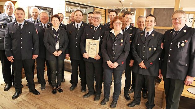 Neuwahlen und Ehrungen standen bei der Heilgersdorfer Wehr an. Eine besondere Anerkennung wurde dabei Roland Schuhmann (vorn Mitte) zuteil: Er ist nun Ehrenmitglied seiner Wehr. Foto: Bettina Knauth