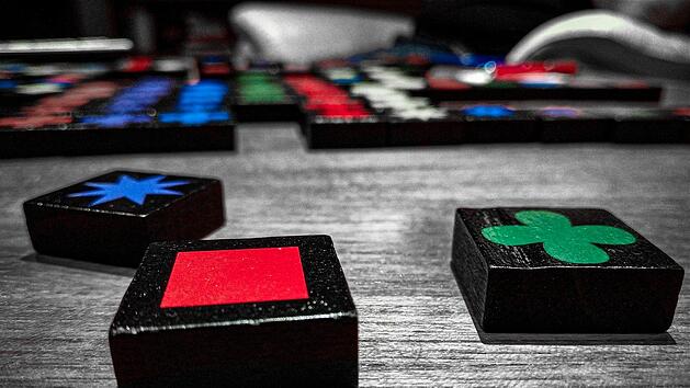 Qwirkle: Das Spiel des Jahres 2011 ist ein Spaß für die gesamte Familie.
