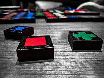 Qwirkle: Das Spiel des Jahres 2011 ist ein Spaß für die gesamte Familie.