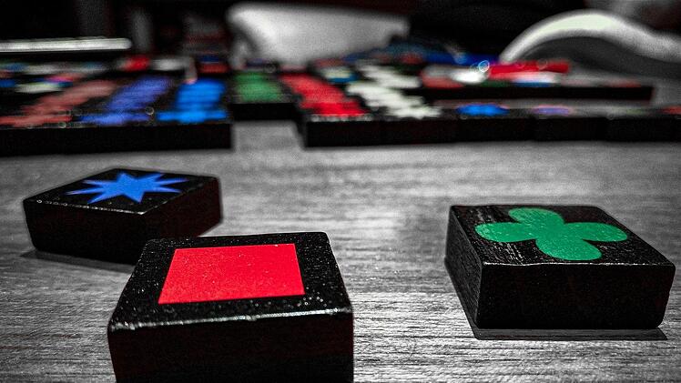 Qwirkle: Das Spiel des Jahres 2011 ist ein Spaß für die gesamte Familie.