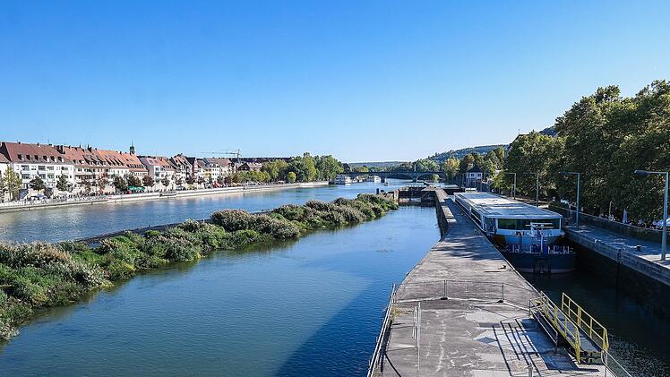 Der Main wurde zuletzt immer wärmer. Zudem sanken Sauerstoffgehalt und Pegel.