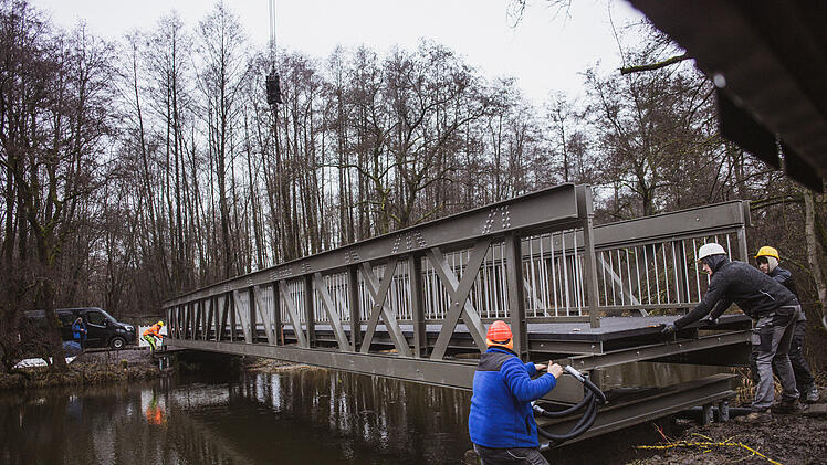 Schwarzenbach an der Saale: 23 Meter lange Brücke über Saale gesetzt - für Flüsseradweg