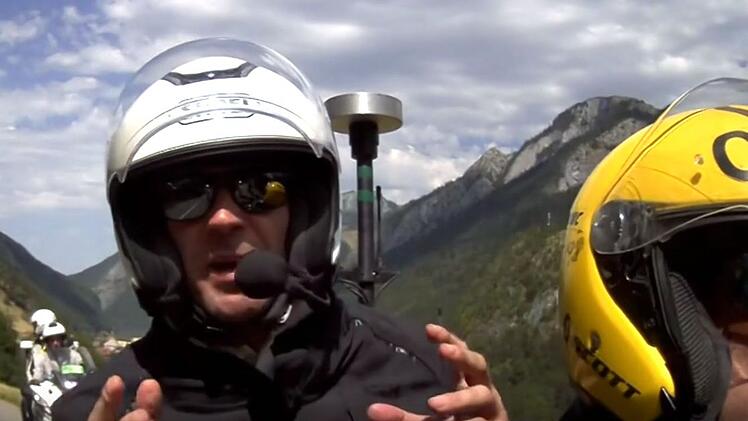 Jens Voigt (links) kommentiert auch in diesem Jahr wieder die erste Hälfte der Tour de France vom Motorrad aus.