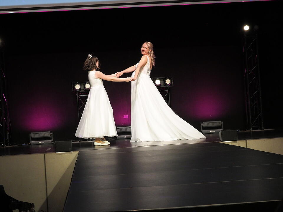 Inkl. Braut- und Festmodenschauen.