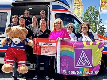 &Uuml;bergabe der Spende der IG Metall an das Team des W&uuml;nschewagens.