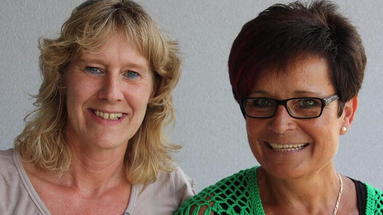 Michaela Friedel (links) und Irmgard Rüttiger haben die Ausbildung geschafft und einen Job als Pflegehelferin gefunden.