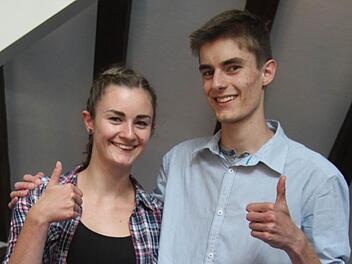 Anja (16) und Felix Ruckriegel (17) vom Markgraf-Georg-Friedrich-Gymnasium sind die besten Zocker auf Bundesebene: Sie haben beim Börsenspiel aus einem Startkapital von 50 000 Euro innerhalb von 13 Wochen 58.174,69 Euro gemacht. Fotos: Sonja Adam