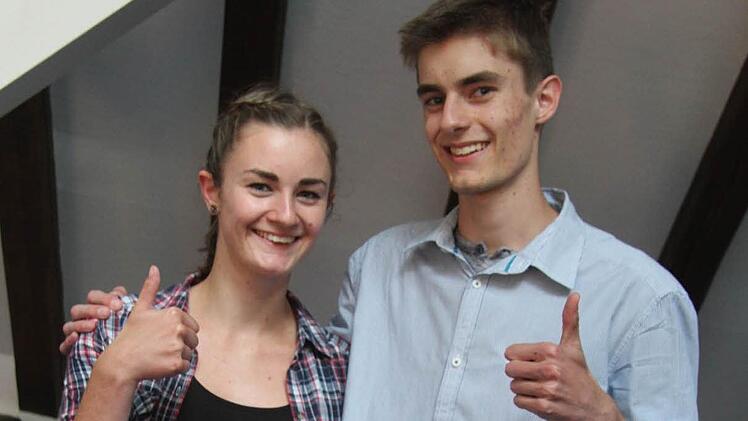 Anja (16) und Felix Ruckriegel (17) vom Markgraf-Georg-Friedrich-Gymnasium sind die besten Zocker auf Bundesebene: Sie haben beim Börsenspiel aus einem Startkapital von 50 000 Euro innerhalb von 13 Wochen 58.174,69 Euro gemacht. Fotos: Sonja Adam
