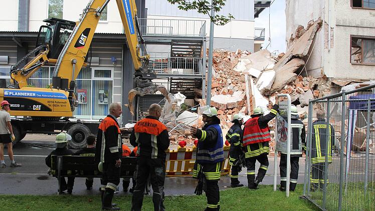 Am Montagmittag ist es in der Egerstrasse in Wunsiedel zu einem schweren Zwischenfall gekommen. Bei Abbrucharbeiten stürzte ein Gebäude unkontrolliert ein und begrub unter anderem ein Auto unter sich. Die Feuerwehr befürchtete anfangs, dass sich noch eine Person unter den Trümmern befinden könnte. Diese Annahme bestätigte sich glücklicherweise nicht. Foto: News5 / Fricke