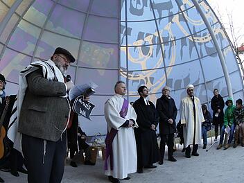 Martin Arieh Rudolph, Vorsitzender der Israelitischen Kultusgemeinde, präsentiert sein Bekenntnis zum Judentum auf seinem Plakat. Fotos: Matthias Hoch