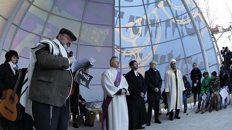 Martin Arieh Rudolph, Vorsitzender der Israelitischen Kultusgemeinde, präsentiert sein Bekenntnis zum Judentum auf seinem Plakat. Fotos: Matthias Hoch