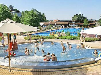 Das Freibad Eltmann ist gerüstet für die Freibadsaison 2015, die am Donnerstag, 14. Mai, um 9 Uhr beginnt. Die Eltmanner würden sich freuen, wenn die Anlagen immer so gut besucht wird, wie unser Archivbild aus früheren Jahren zeigt.  Foto: Sabine Weinbeer