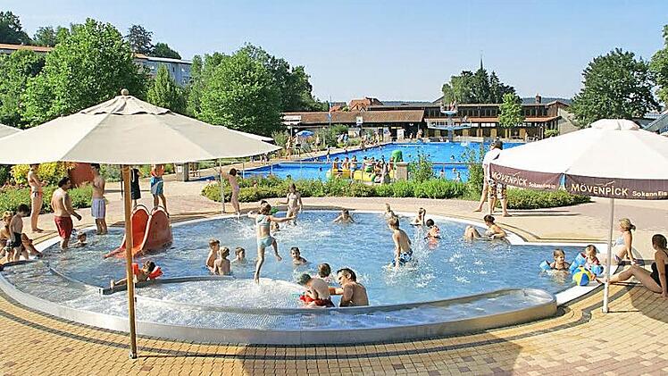 Das Freibad Eltmann ist gerüstet für die Freibadsaison 2015, die am Donnerstag, 14. Mai, um 9 Uhr beginnt. Die Eltmanner würden sich freuen, wenn die Anlagen immer so gut besucht wird, wie unser Archivbild aus früheren Jahren zeigt.  Foto: Sabine Weinbeer