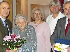Von links: Bürgermeister Franz Uome, Jubilarin Anna Lauterbach, Inge und Jürgen Lauterbach sowie Kreisrat Norbert Volk. Foto: Klaus-Peter Wulf