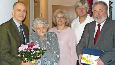 Von links: Bürgermeister Franz Uome, Jubilarin Anna Lauterbach, Inge und Jürgen Lauterbach sowie Kreisrat Norbert Volk. Foto: Klaus-Peter Wulf