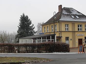 Direkt an der Staatsstraße Richtung Höchstadt liegt das Hotel am Schloss, dessen Eigentümer nun die Gemeinde Pommersfelden ist. Foto: Evi Seeger