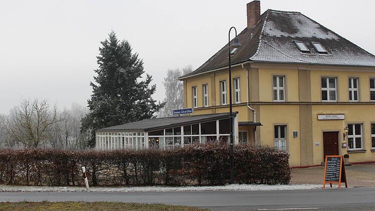 Direkt an der Staatsstraße Richtung Höchstadt liegt das Hotel am Schloss, dessen Eigentümer nun die Gemeinde Pommersfelden ist. Foto: Evi Seeger