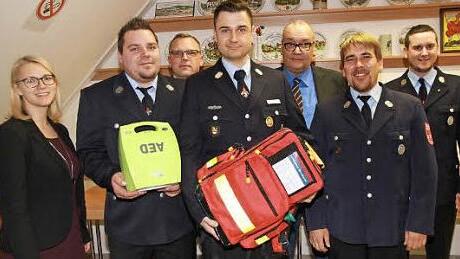 Defibrillator und den Notfallrucksack wurden dank einer Spende angeschafft. Das Bild zeigt Kommandant Jantscher (4.v.r.), Vorsitzenden Hassa (2.v.r.), Michael Müller(3.v.r. Firma BMT) und Katja Büttner (Geschäftsstellenleiterin Sparkasse Eggolsheim).  Foto: Mathias Erlwein