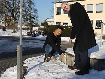 Da sind die Sicherheitsrisiken: Schülersprecher Shawn-Tyrese Hagen und Schulleiter Ronald Bänisch (rechts) freuen sich, dass die morschen Holzpalisaden bald vom Schulhof-Gelände verschwinden. Foto: Berthold Köhler