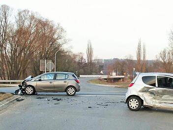 Der Aufprall der beiden Autos war heftig, die beiden Fahrzeuglenker haben sich leicht verletzt.  Foto: Polizei
