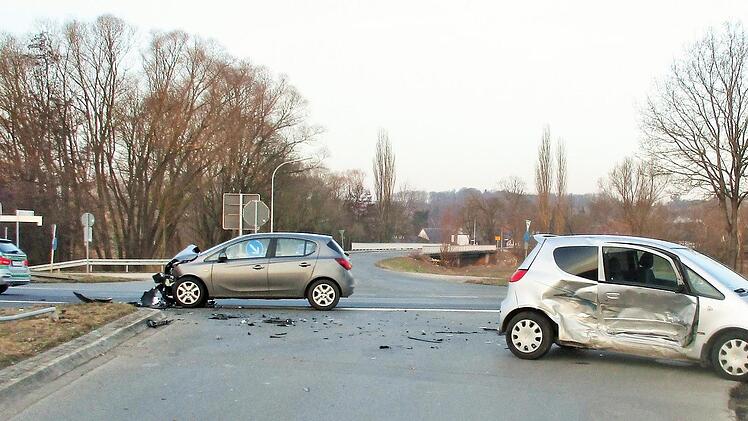 Der Aufprall der beiden Autos war heftig, die beiden Fahrzeuglenker haben sich leicht verletzt.  Foto: Polizei