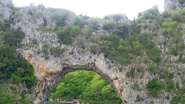 Die Ard&egrave;che-Region bei Pierrelatte, der Partnerstadt von Ha&szlig;furt, geh&ouml;rt zu den landschaftlich reizvollsten Gebieten in Frankreich. Wer das Tricastin besucht, sollte einen Abstecher dorthin einplanen. Foto: os