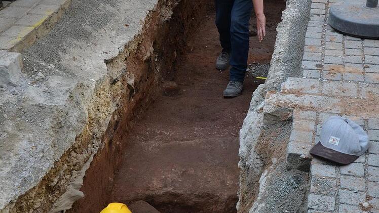 Marco Goldhausen zeigt, wo man das Fundament des Turms der alten Burg gefunden hat.  Fotos: Bernhard Panzer